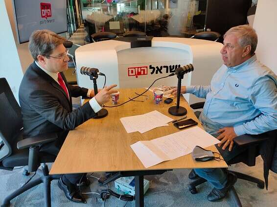 "בקרוב תשמעו על מדינות נוספות שיחתמו על הסכם נרמול עם ישראל" . השר אקוניס עם ברדוגו // צילום: יהושע יוסף 